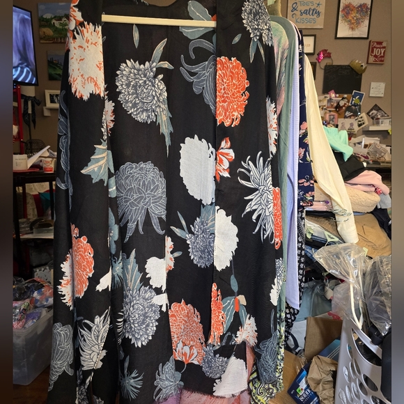 OSFM NWOT Boutique Kimono 37.5Long 34.5ptp Blk Floral Raw Fringe Hem Soft! - Picture 8 of 13
